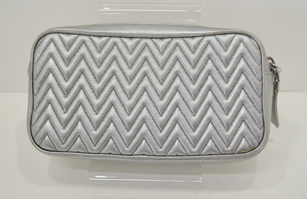 ミュウミュウ（マトラッセ）シルバーポシェットのクリーニング・修理の