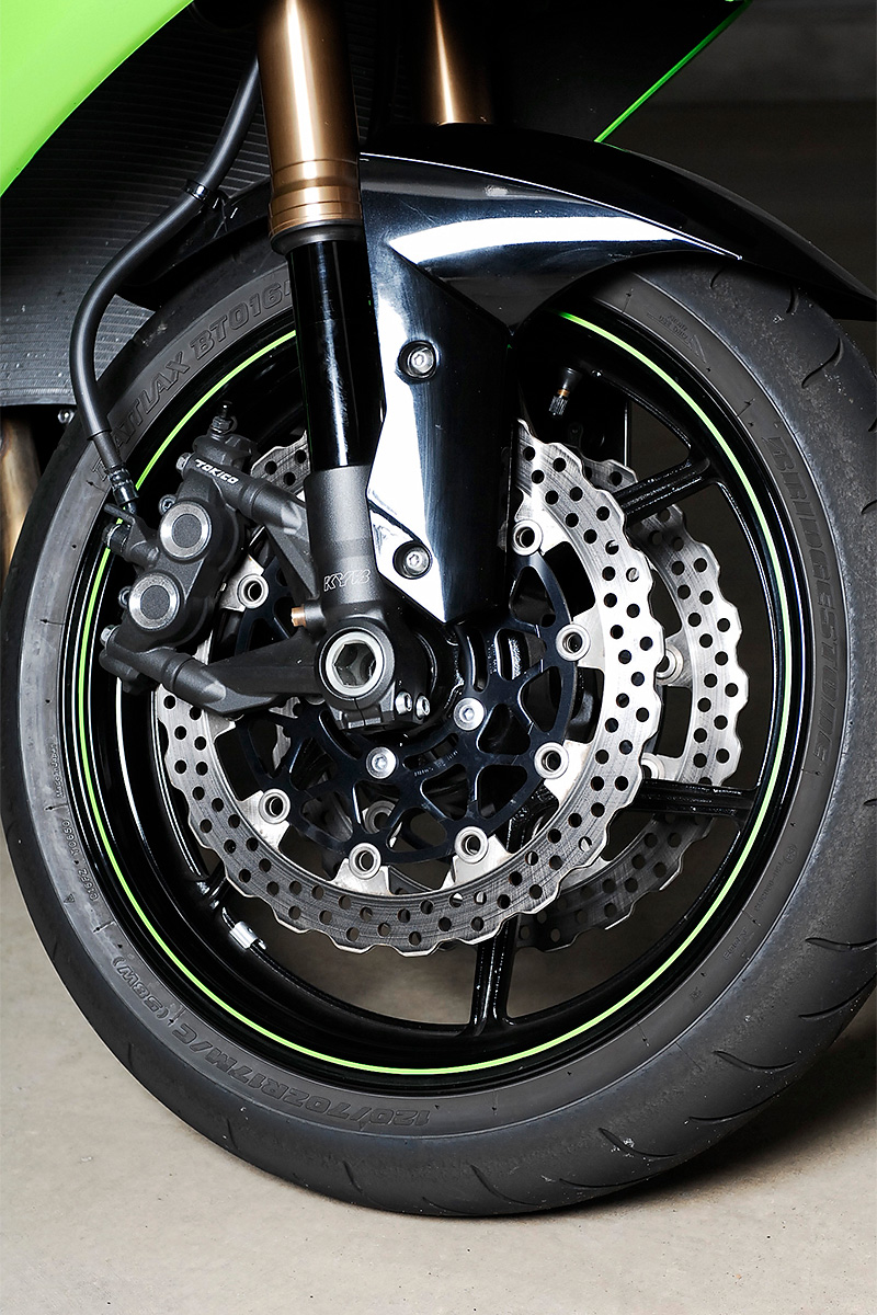 研ぎ澄まされた造形と走行性能／Ninja ZX-10R(2008) | 3ページ目 (4