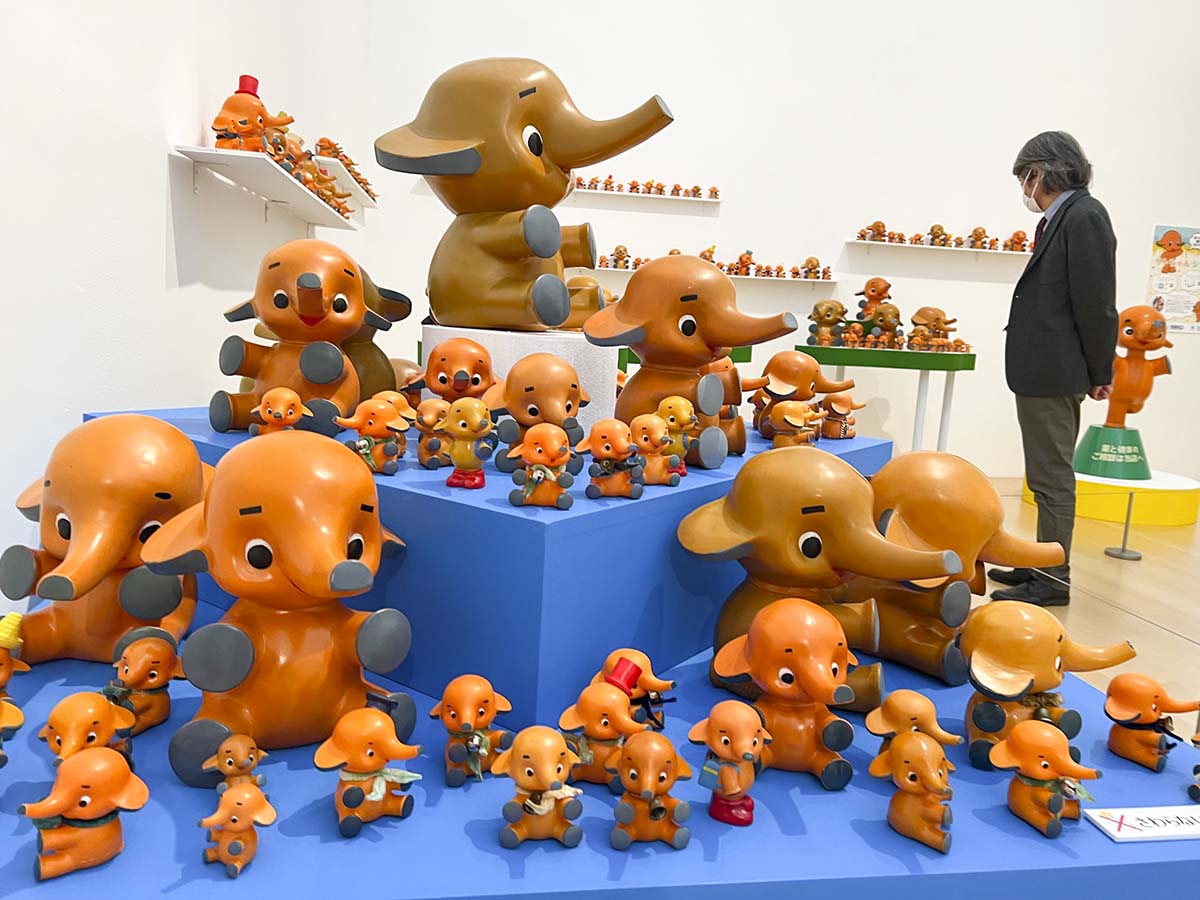 薬局の人気者サトちゃん300点 横須賀で土方重巳回顧展 動画