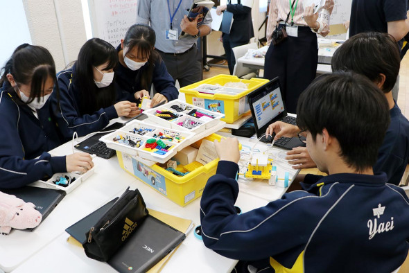 アマゾングループ、相模原の弥栄中学校に教材寄贈 国内2カ所目、狙い