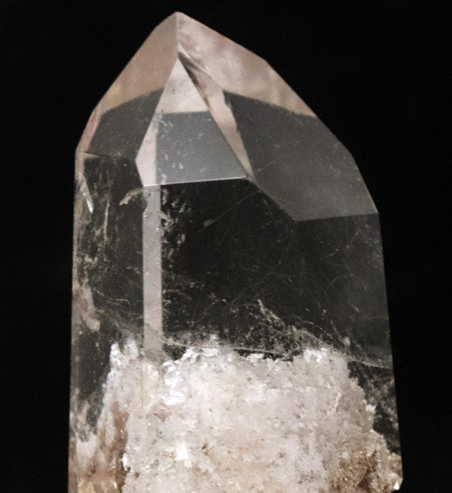 水晶の中に水晶が存在する不思議な水晶。その名もファントムクォーツ