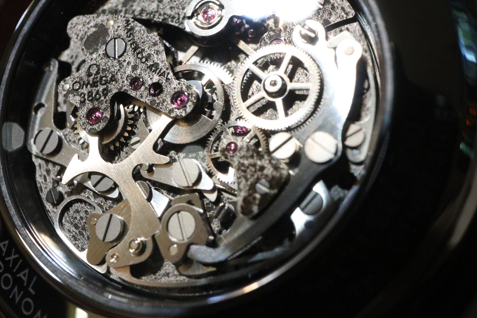 オメガ】宇宙の神秘。あの月面が腕の中に？！大人気モデルが再入荷