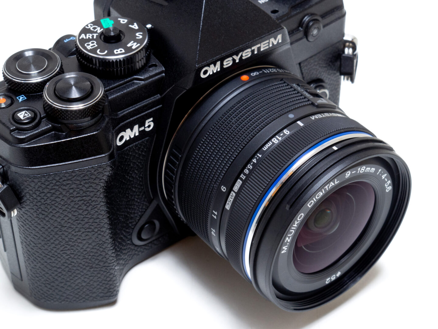 手のひらに収まるコンパクトさと高画質を両立する軽量な広角ズーム