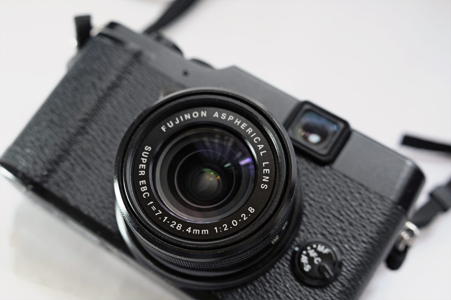 オールドコンデジ】豊かな色表現を楽しむ「FUJIFILM X10」の魅力を再