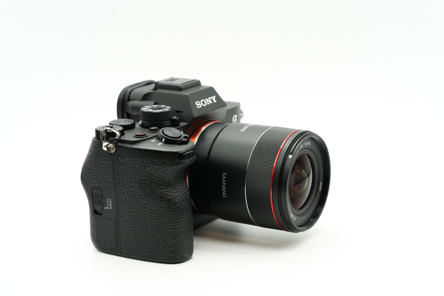 日常を気楽に切りとる手軽な広角単焦点レンズ サムヤン「AF 24mm F1.8