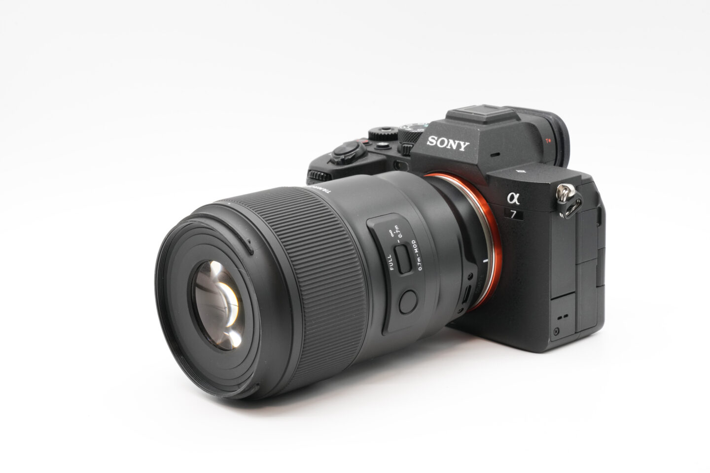 伝説のタムキュー」と呼ばれるレンズ、タムロン 90mm F/2.8 Di III