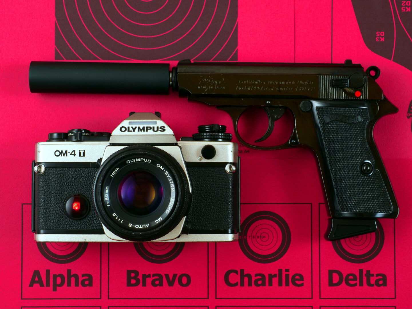 映画の中の、あのカメラ｜06 007/消されたライセンス(1989) オリンパス