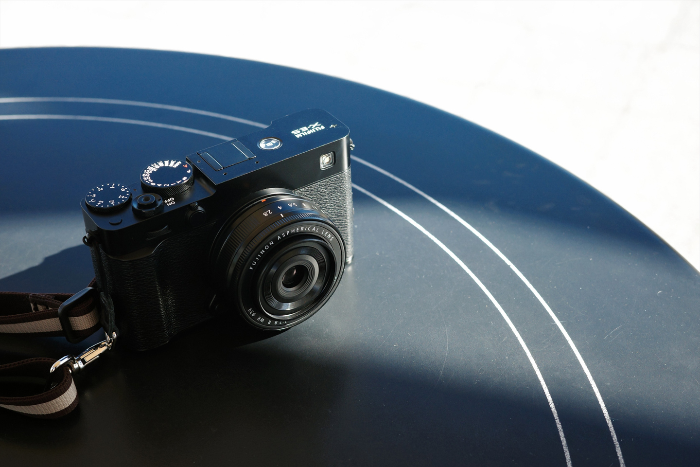 薄さ23mmの衝撃。究極のパンケーキレンズで広がるスナップの世界｜富士