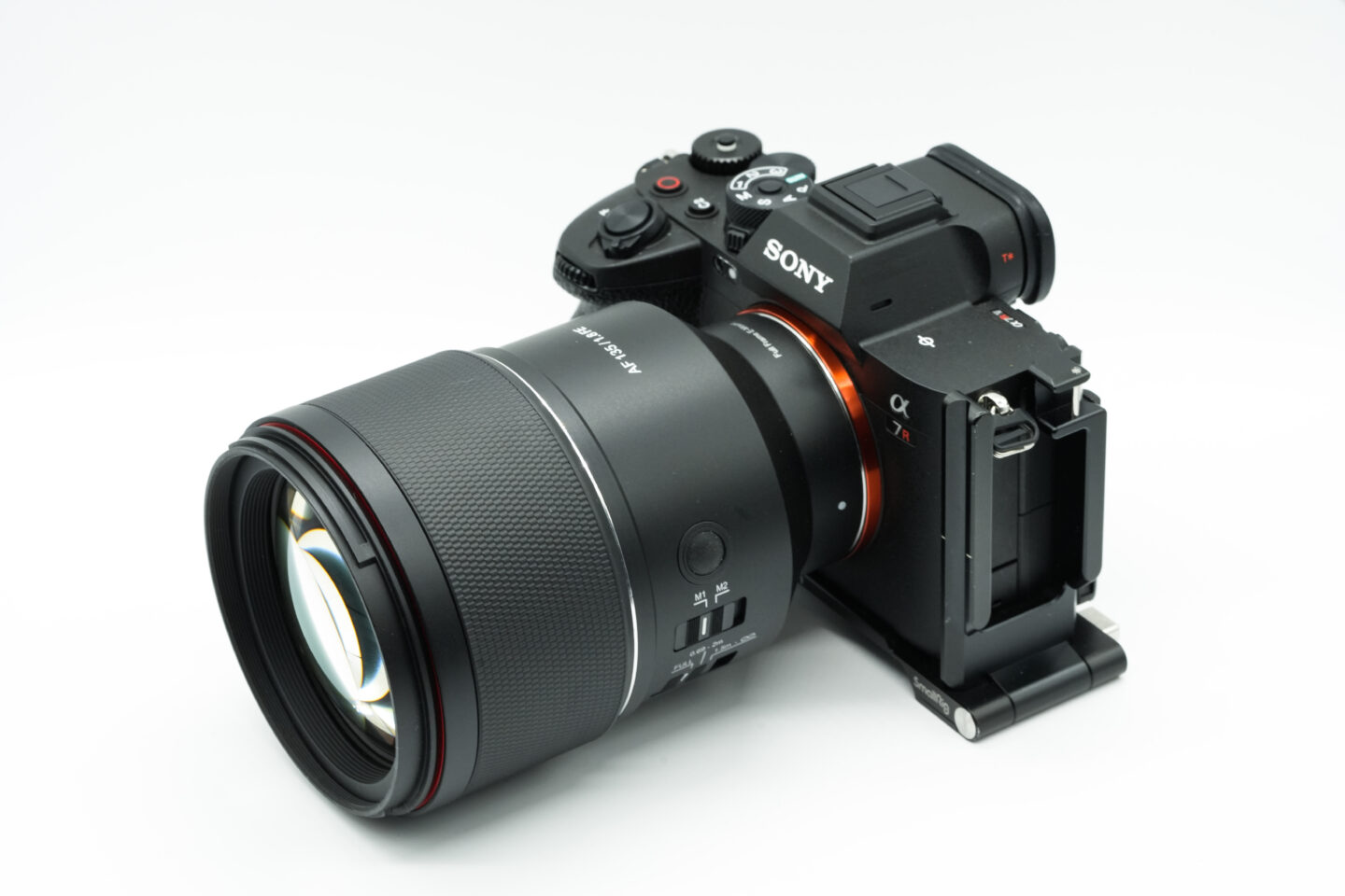 サムヤン AF 135mm F1.8 FE｜個性的なボケ描写も楽しい大口径単焦点