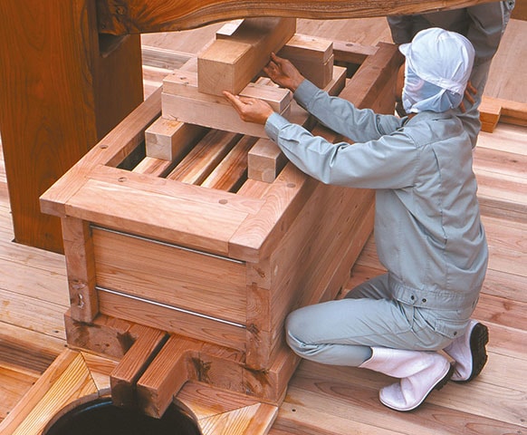 江戸醤油の復元 諸味を搾る | キッコーマングループ 企業情報サイト