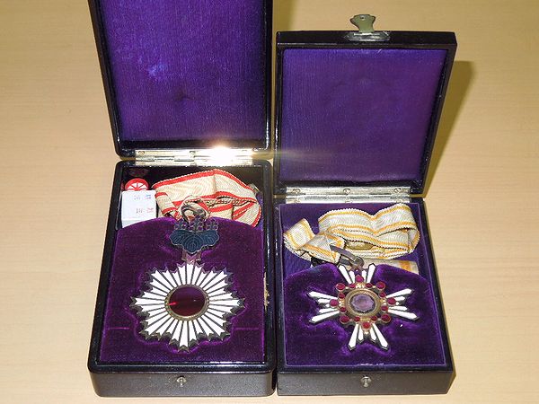 東京都新宿区にて、勲三等旭日中綬章、勲三等瑞宝章などの勲章や勲記