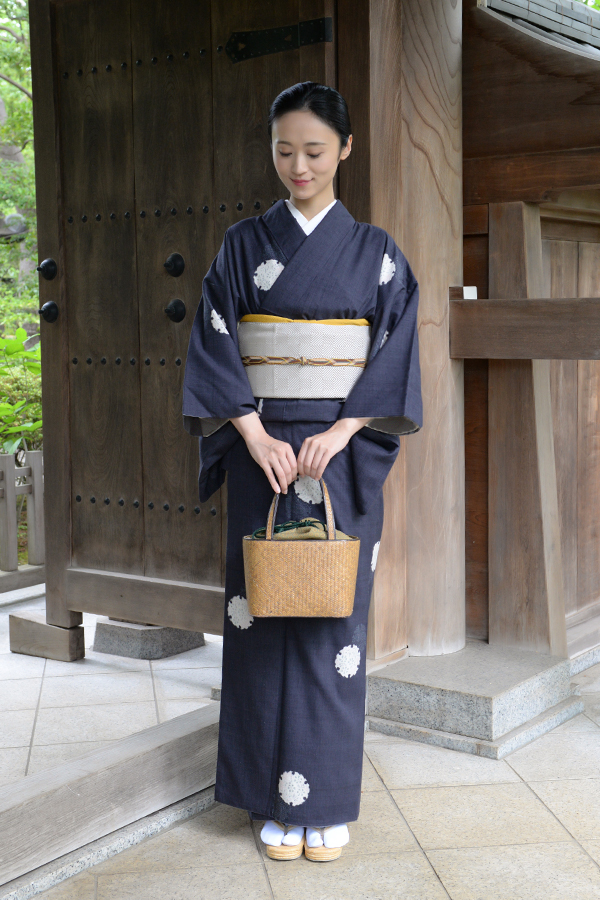 銀座【着物2624】本場結城紬 藍鉄色 雪輪文 – 銀座きもの青木