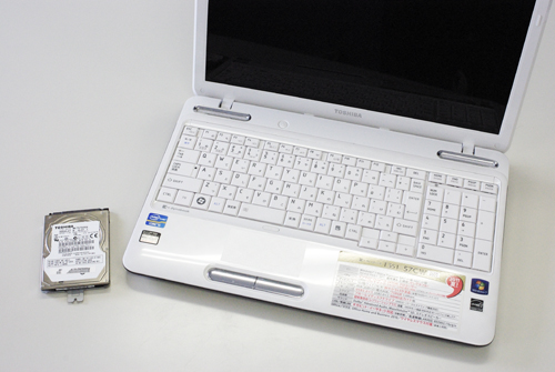 東芝 MK7575GSX(東芝 dynabook T351/57CW PT35157CBFW) パソコンの上に