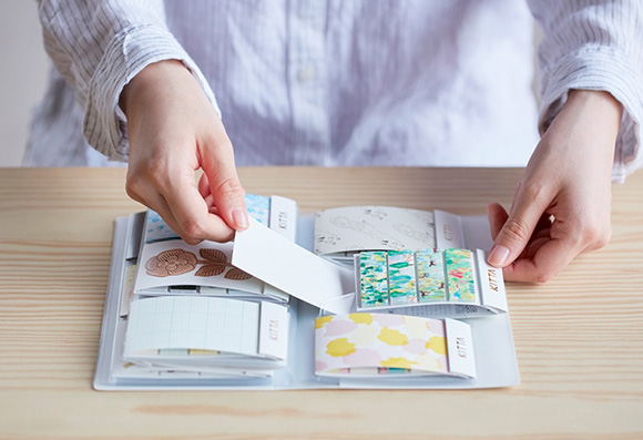 KITTA(キッタ)」を収納できる 「KITTA FILE(キッタファイル)」とテープ