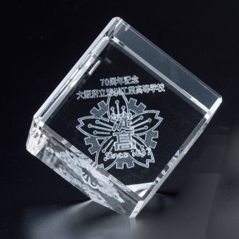3Dクリスタルペーパーウェイト【キューブ】｜もらって嬉しい 卒業記念