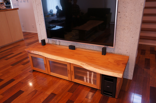 栃木県宇都宮市：他で見ない一つだけの「銘木の一枚板テレビ台」の製作