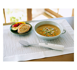 電気の力で減塩食品の塩味やうま味を増強する「エレキソルト スプーン