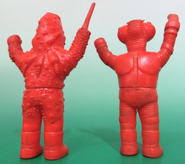 東京都西東京市にて、仮面ライダーV3の敵キャラ、レンズアリとカミソリ