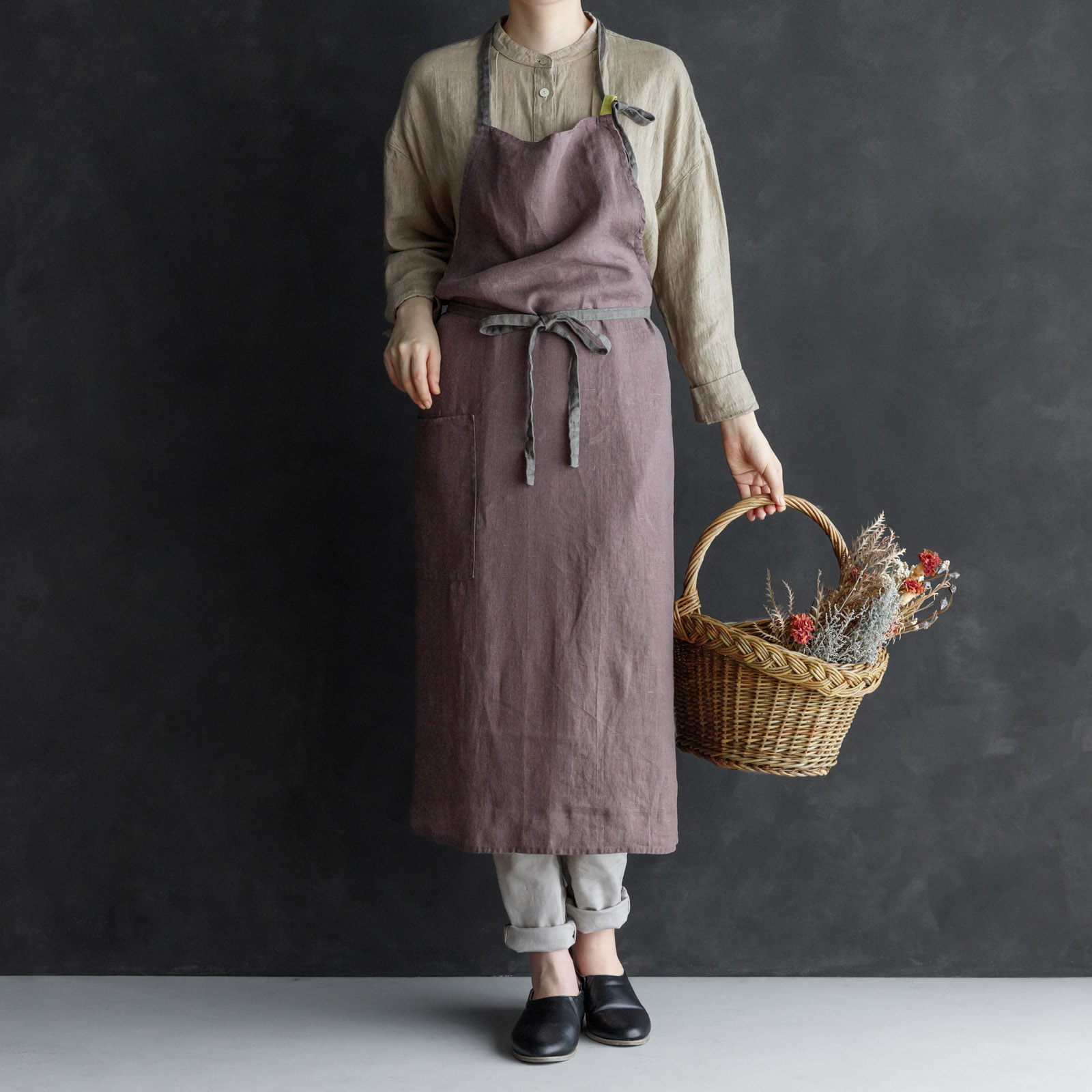 鮮やかでありながら深い色合いがお洒落なリネンエプロンです。ギフトや