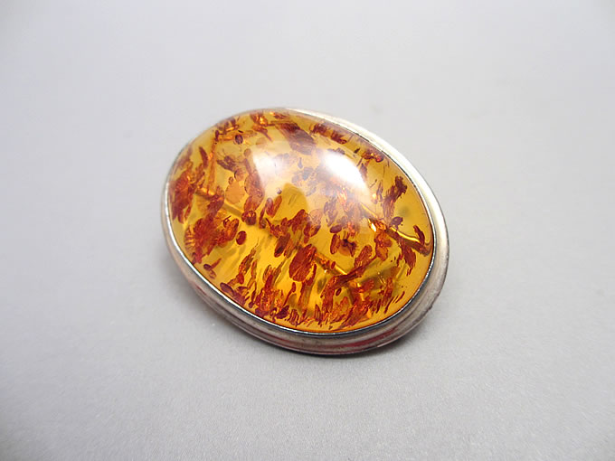 オーバル型琥珀ブローチ | 東京世田谷の買取専門店くらしのくら