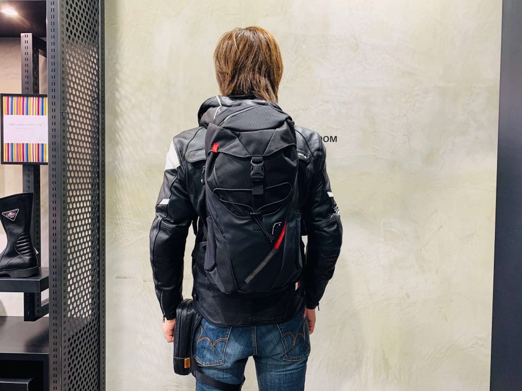 三鷹店で見つけた新しいバックパックがバイク乗りにぴったりな形状だっ
