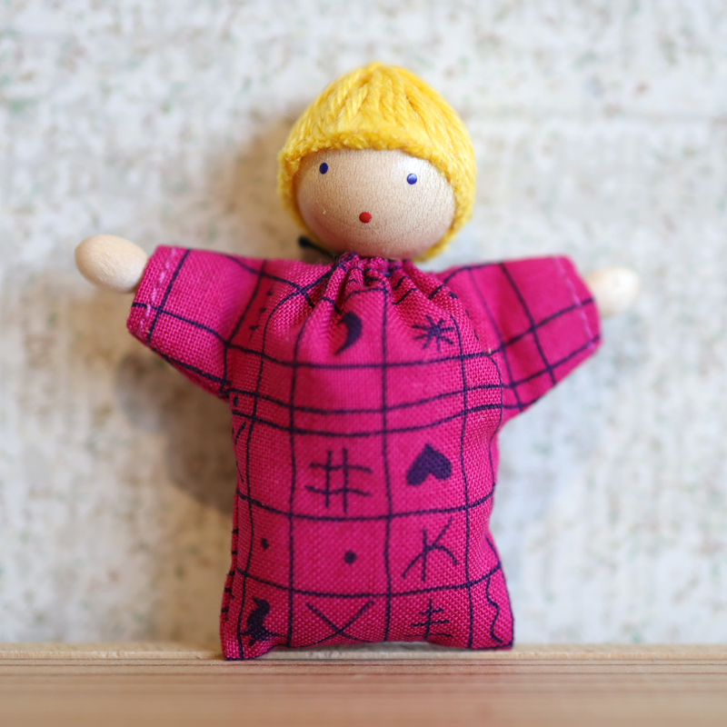 ヘアビック社 ドールハウス人形：【赤ちゃん・赤紫】 | krtek select toys