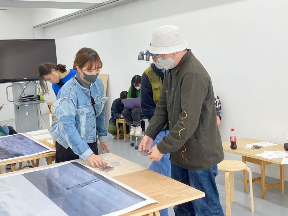 美術工芸学科のヒミツ】赤い本を知っていますか？ | 写真・映像コース