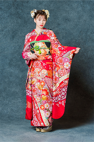 No.2353 【新品振袖/京友禅】【赤】流水の上に咲く牡丹の花が美しく