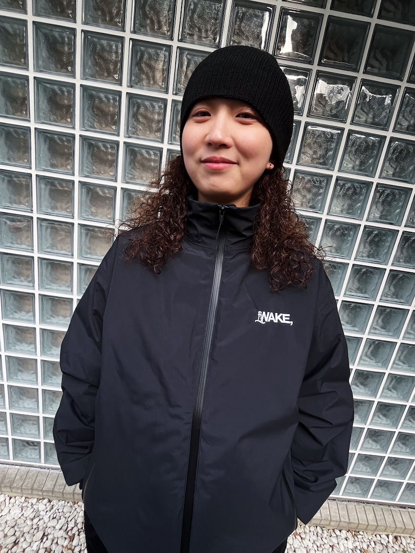 ウェイクとエスアイが手を組んだら、雨に強い軽量ダウンができました