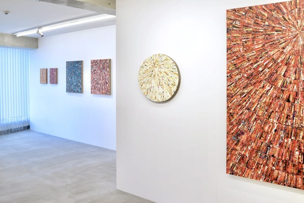 現代人に光あれ。カリグラファーの小泉遼が描く”後光”の個展『LUMINOUS