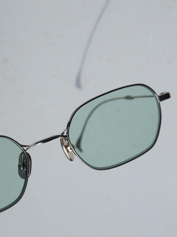 イッセイ ミヤケ アイズに新作サングラスが仲間入り。2本の線が