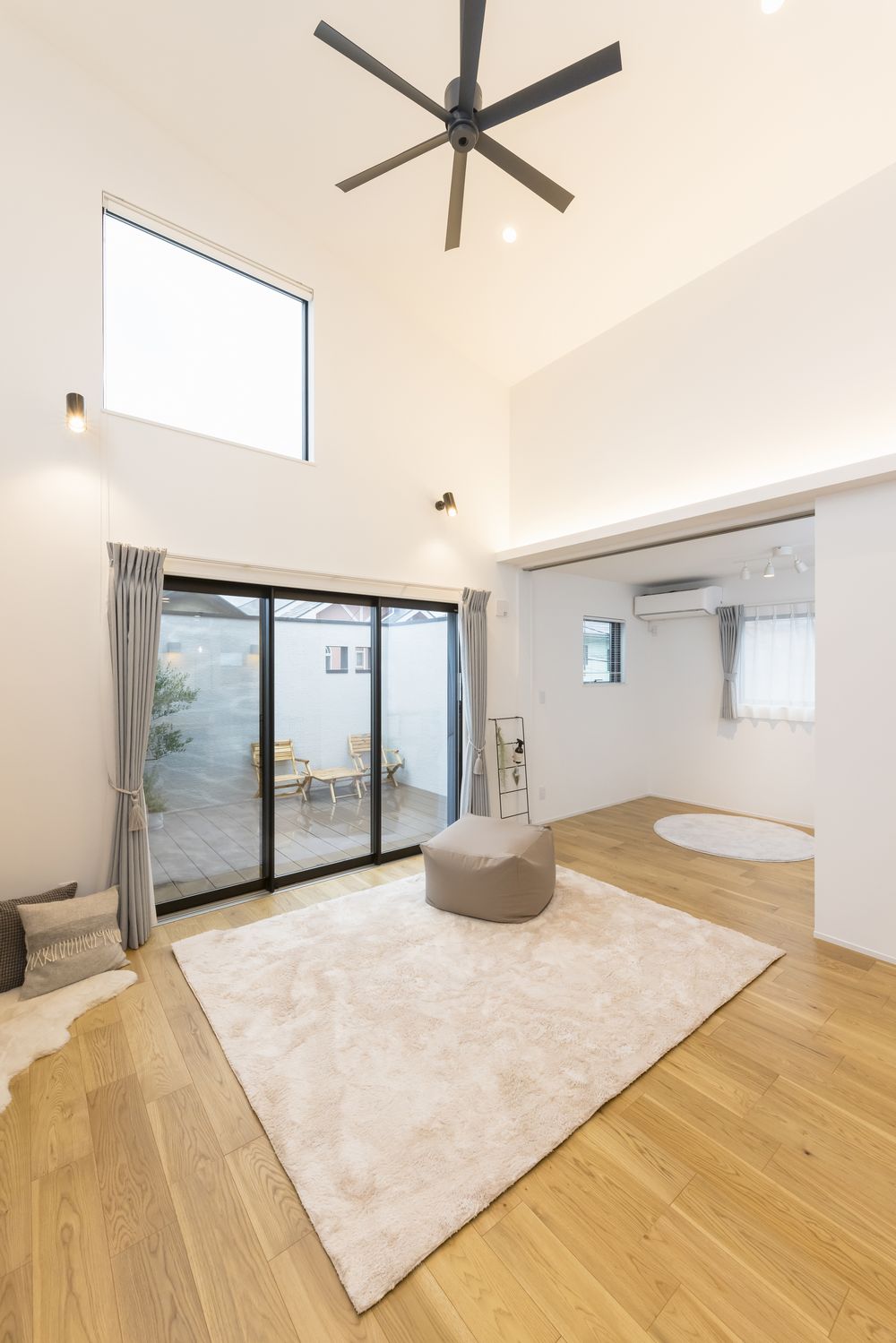 吹き抜けの照明でよくある失敗例6選｜対策とおすすめの照明器具を紹介