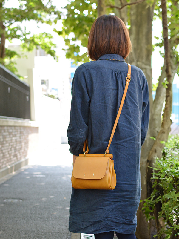 丸みを帯びた革のシルエットが可愛い棒屋根かぶせポシェット / 革鞄の