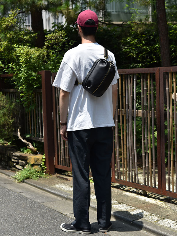 前ポケットにペットボトルが入るスポーティなボディバッグ / 革鞄の