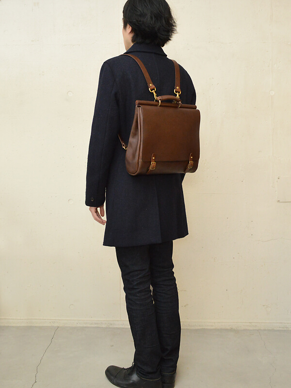 四角い形でメンズ・レディース問わずに使える棒屋根リュック / 革鞄の