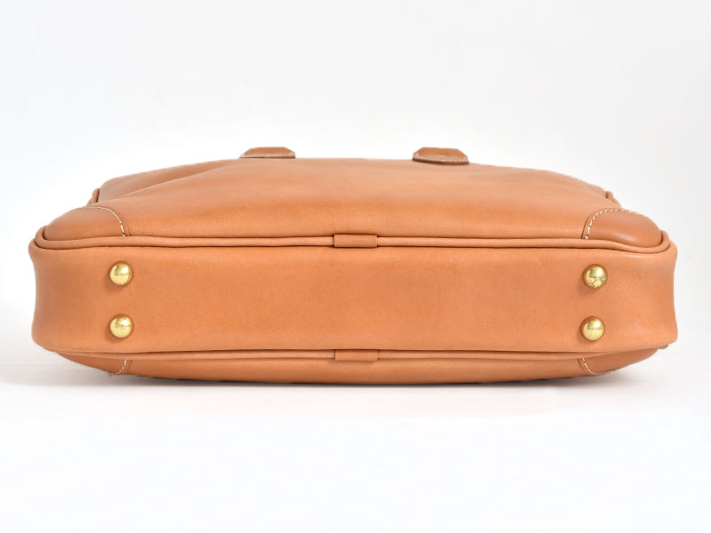 ベーシックデザインでジャケットにも映える本革2wayビジネスバッグ