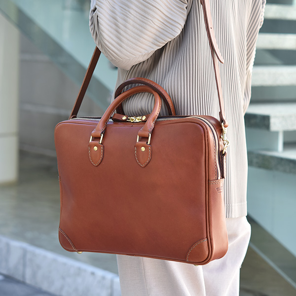 ベーシックデザインでジャケットにも映える本革2wayビジネスバッグ