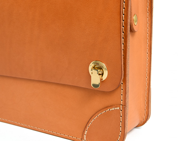 厚い革で丈夫に仕上げたシンプルな丸台おこしブリーフケース / 革鞄の