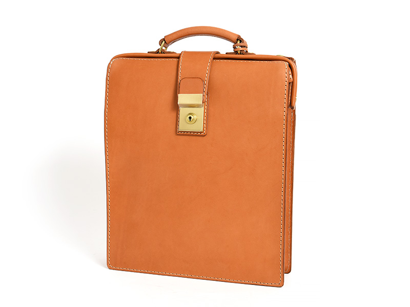 クラシックな縦型デザインで2way仕様の本革ダレスバッグ / 革鞄のHERZ