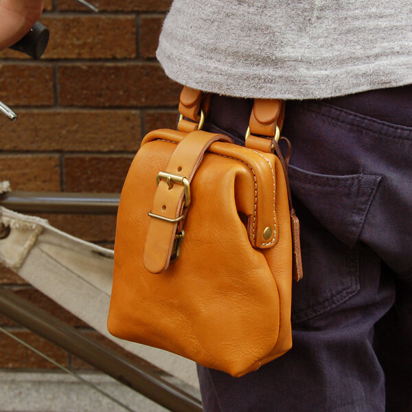 がま口で大きく開いて使いやすいレザーベルトポーチ / 革鞄のHERZ