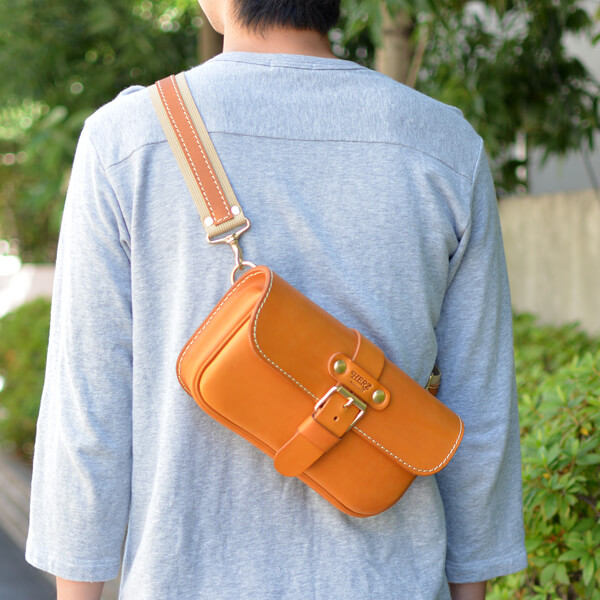 クラシックなデザインで作った小さめボディバッグ / 革鞄のHERZ(ヘルツ