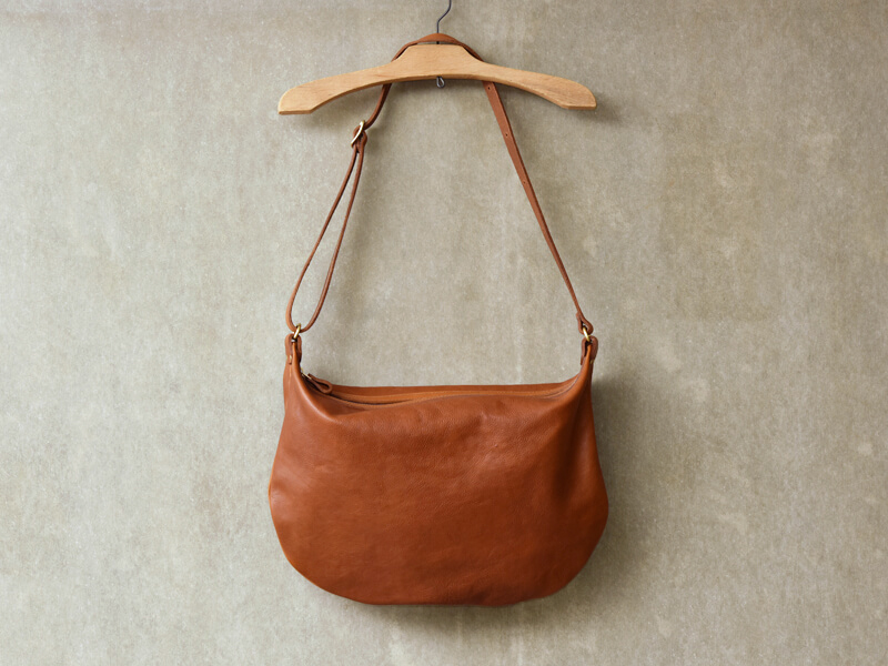 ソフトレザーならではの形と掛け方多彩なショルダーバッグ / 革鞄の