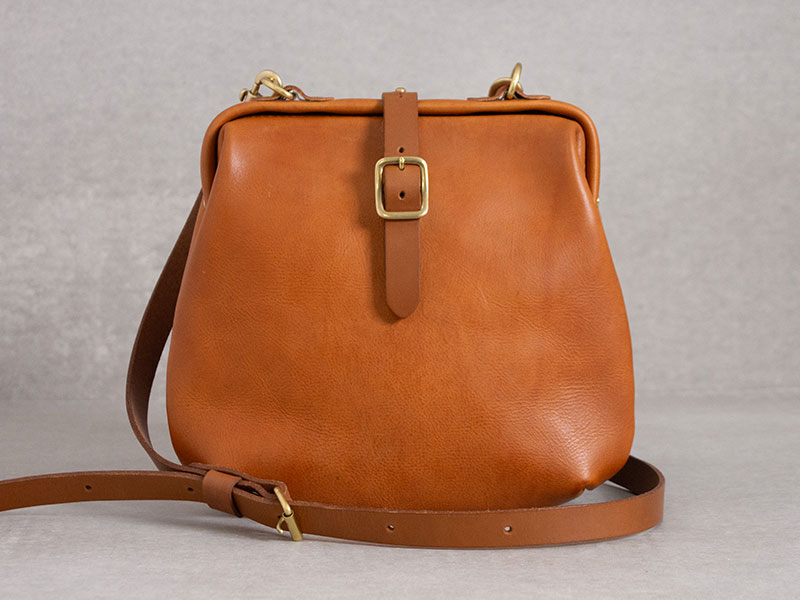 見た目以上に荷物が入るガマ口式の本革ショルダーバッグ / 革鞄のHERZ