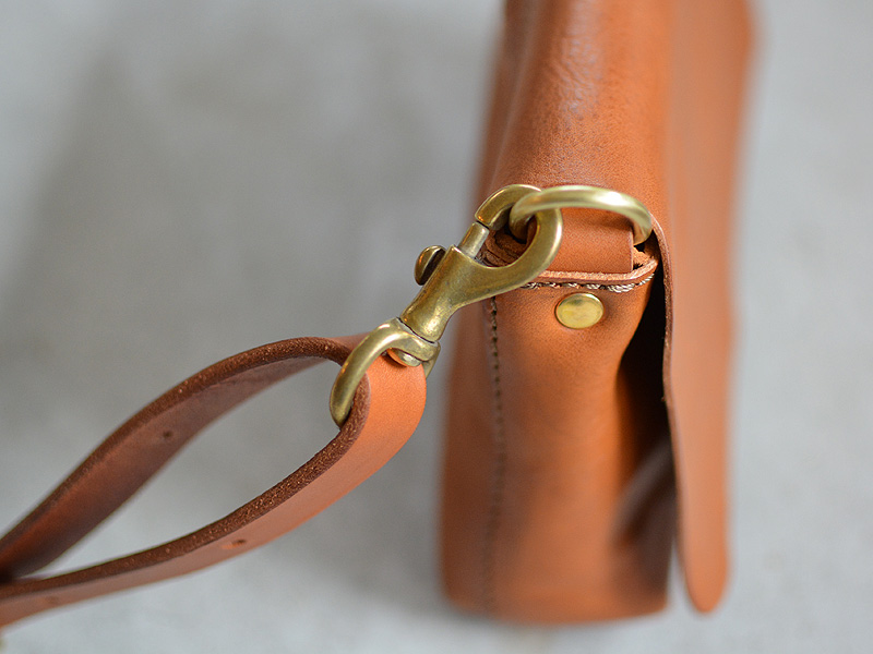 小さくても必要なモノが入る総かぶせ革製ショルダーバッグ / 革鞄の