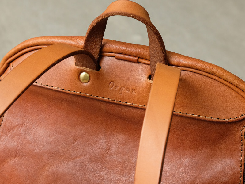 プレーンな表情のユーフラテ革のリュックサック / 革鞄のHERZ(ヘルツ