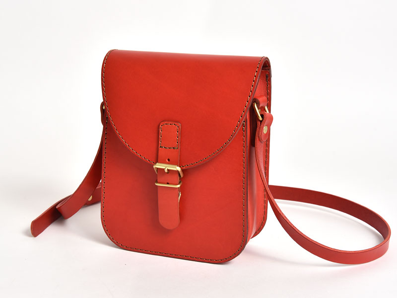 丁度いいサイズ感で使う人を選ばないラップフラップミニショルダー