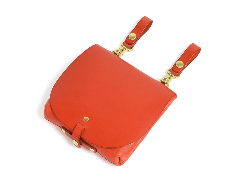 ショルダーにもなる2wayタイプの総かぶせベルトポーチ / 革鞄のHERZ