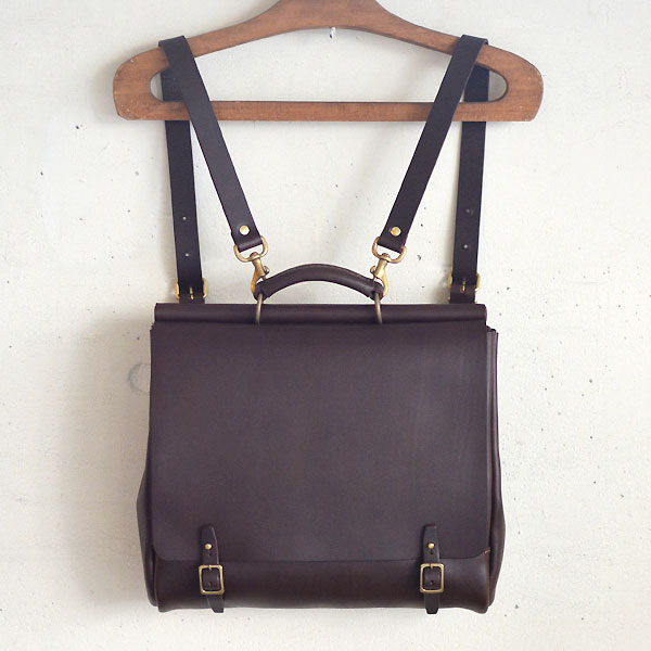 四角い形でメンズ・レディース問わずに使える棒屋根リュック / 革鞄の