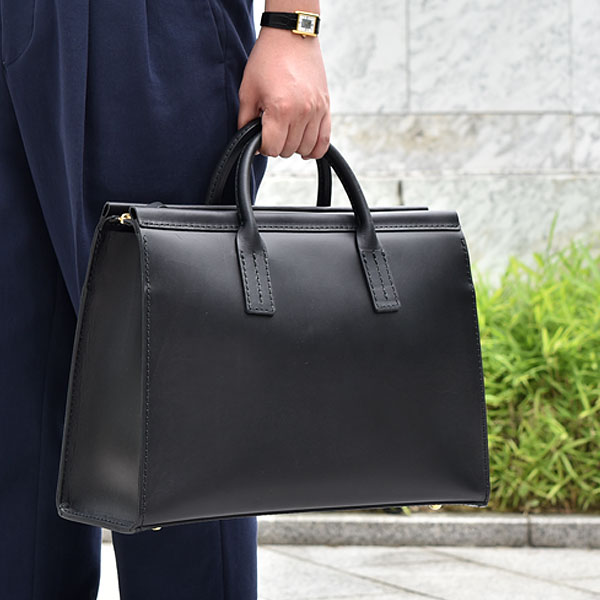 三角マチで収納量を高めたファスナー式二本手ビジネスバッグ / 革鞄の