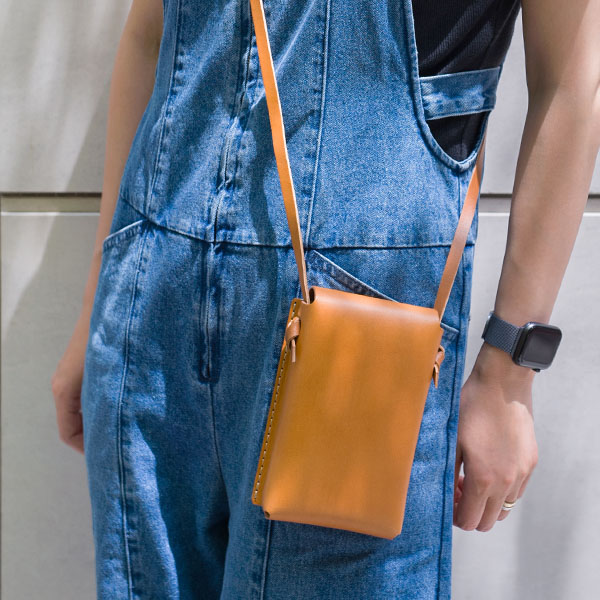 スマホショルダーとしておすすめの本革レザーポシェット / 革鞄のHERZ